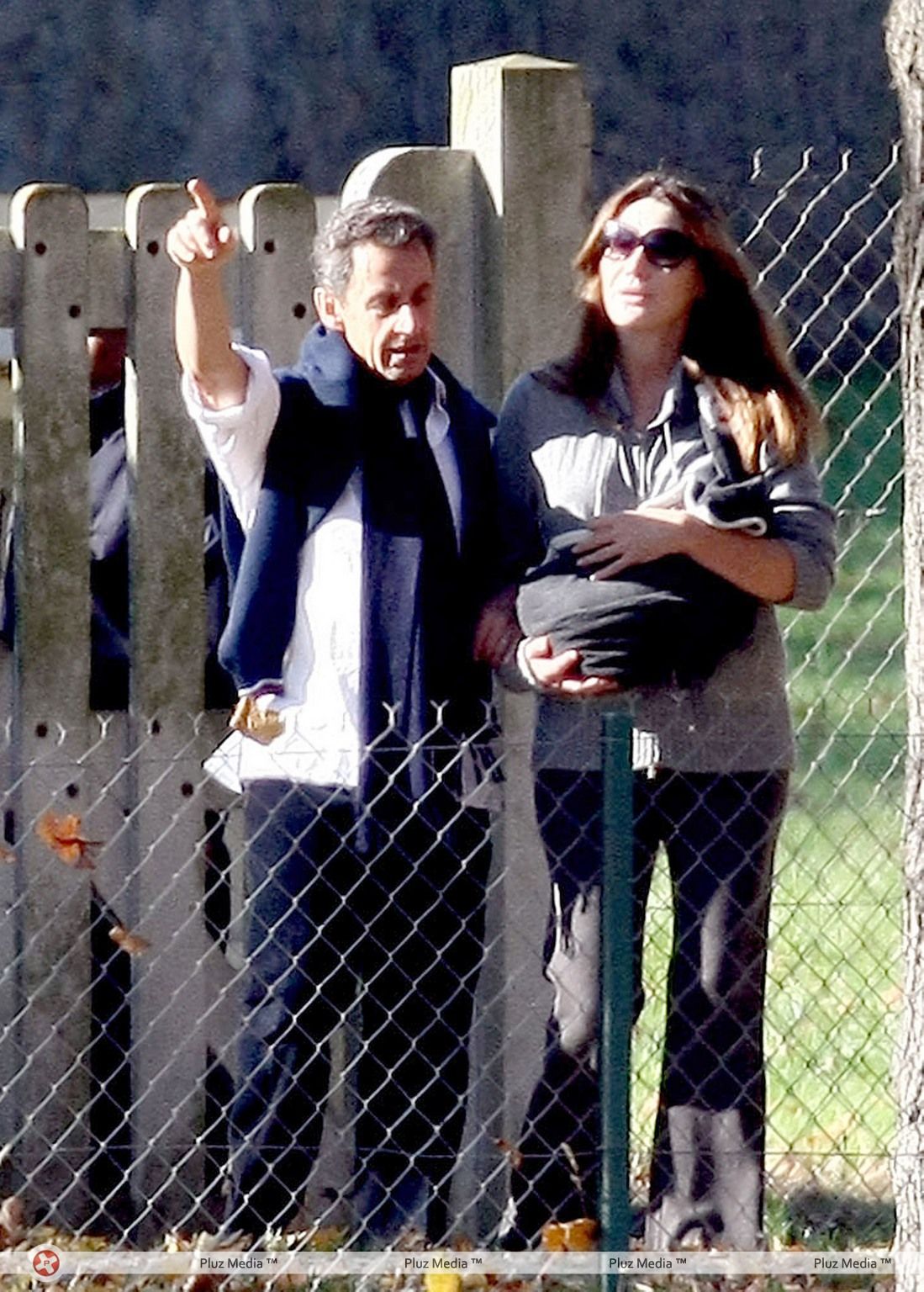 Nicolas Sarkozy and wife Carla Bruni taking a stroll with Giulia | Picture 113954